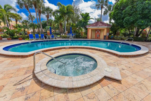 200 Uno Lago Drive 201, Juno Beach, FL 33408