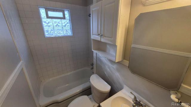 1419 Fox Street Upper, Fenton, MI 48220