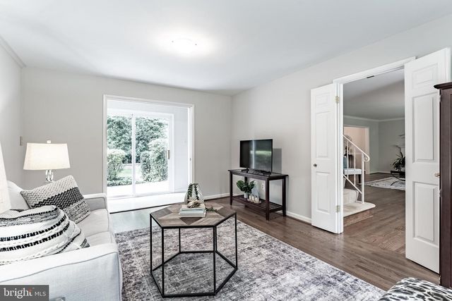 9117 SANTAYANA DR, Fairfax, VA 22031