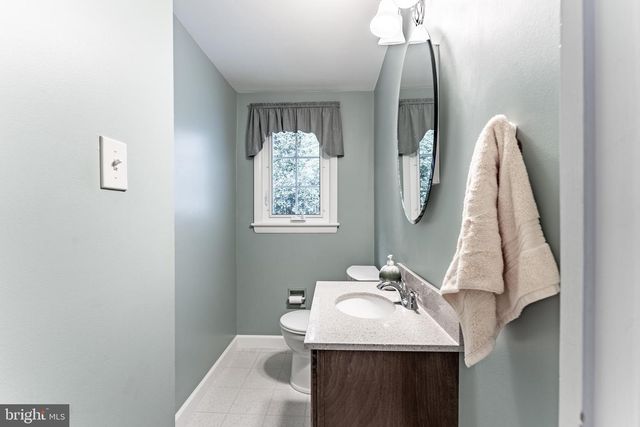 9117 SANTAYANA DR, Fairfax, VA 22031