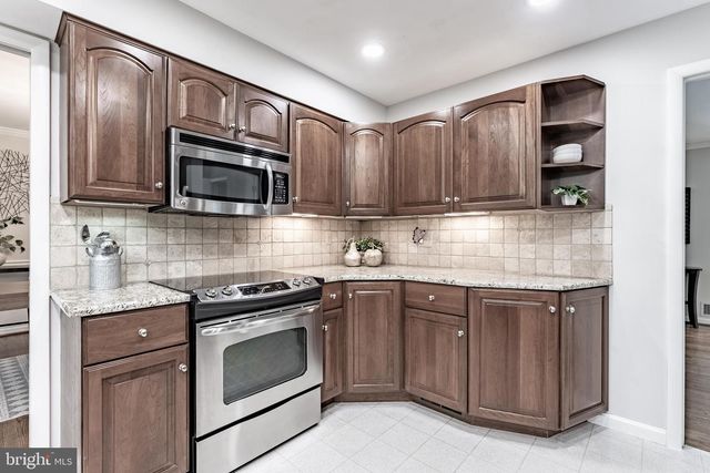 9117 SANTAYANA DR, Fairfax, VA 22031