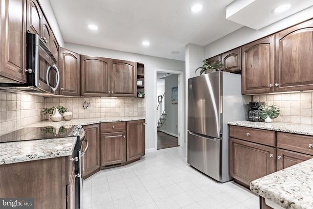 9117 SANTAYANA DR, Fairfax, VA 22031