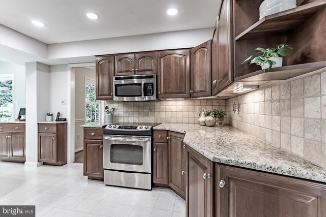9117 SANTAYANA DR, Fairfax, VA 22031