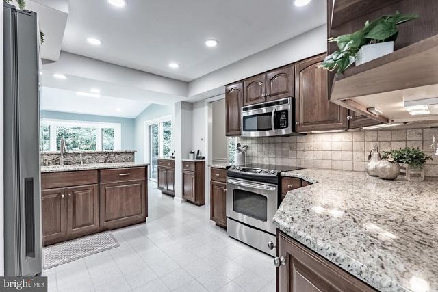 9117 SANTAYANA DR, Fairfax, VA 22031