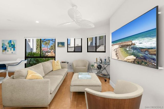 909 Olive Ave, Coronado, CA 92118