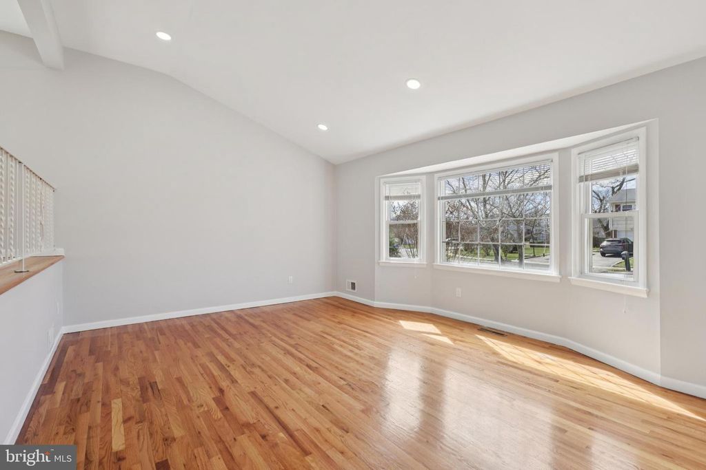 Image 6 of property listing at 30 RACHEL TER, Piscataway, NJ 08854