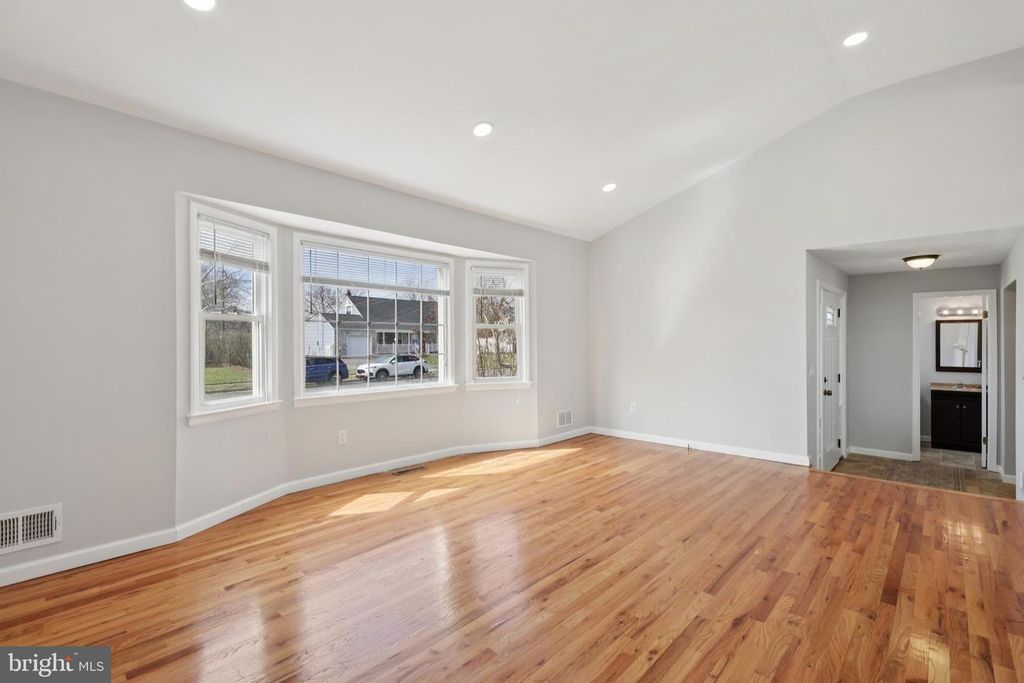 Image 7 of property listing at 30 RACHEL TER, Piscataway, NJ 08854