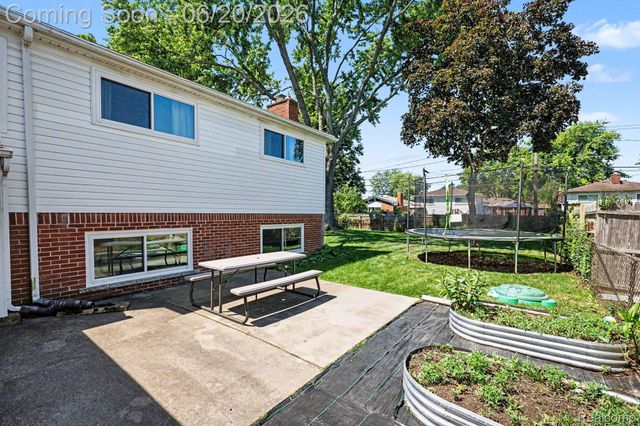 30831 Ridgefield Avenue, Warren, MI 48088