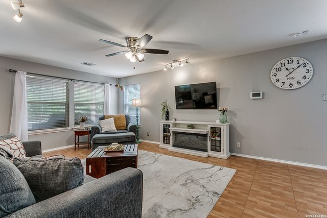 10 Rainy Ave, San Antonio, TX 78240