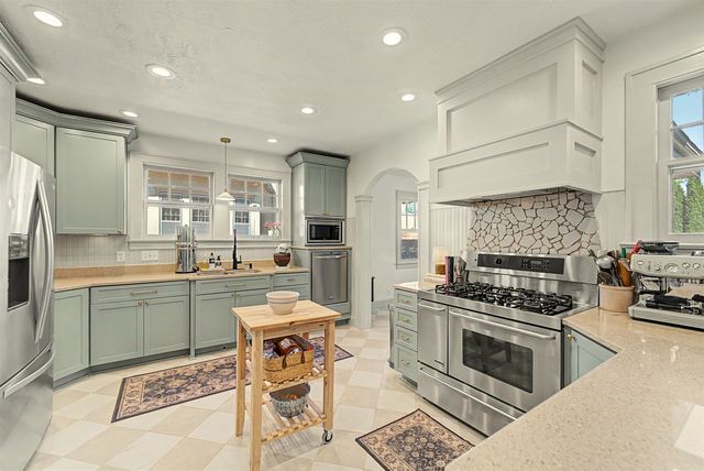 833 S Santa Fe, Salina, KS 67401