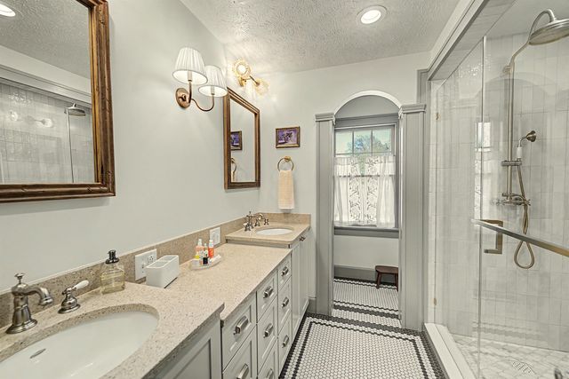 833 S Santa Fe, Salina, KS 67401