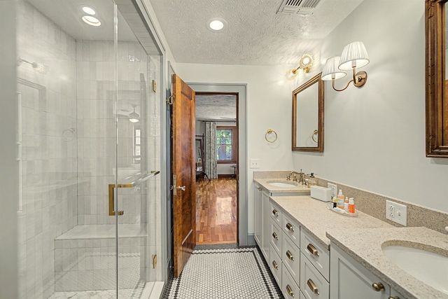 833 S Santa Fe, Salina, KS 67401