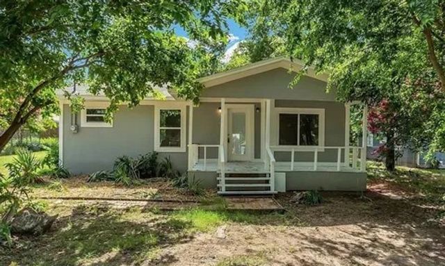 110 N Hillside Street, Red Oak, TX 75154