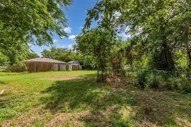 110 N Hillside Street, Red Oak, TX 75154