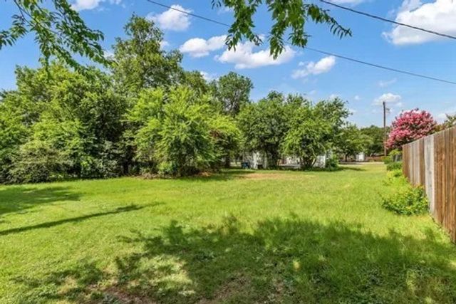 110 N Hillside Street, Red Oak, TX 75154