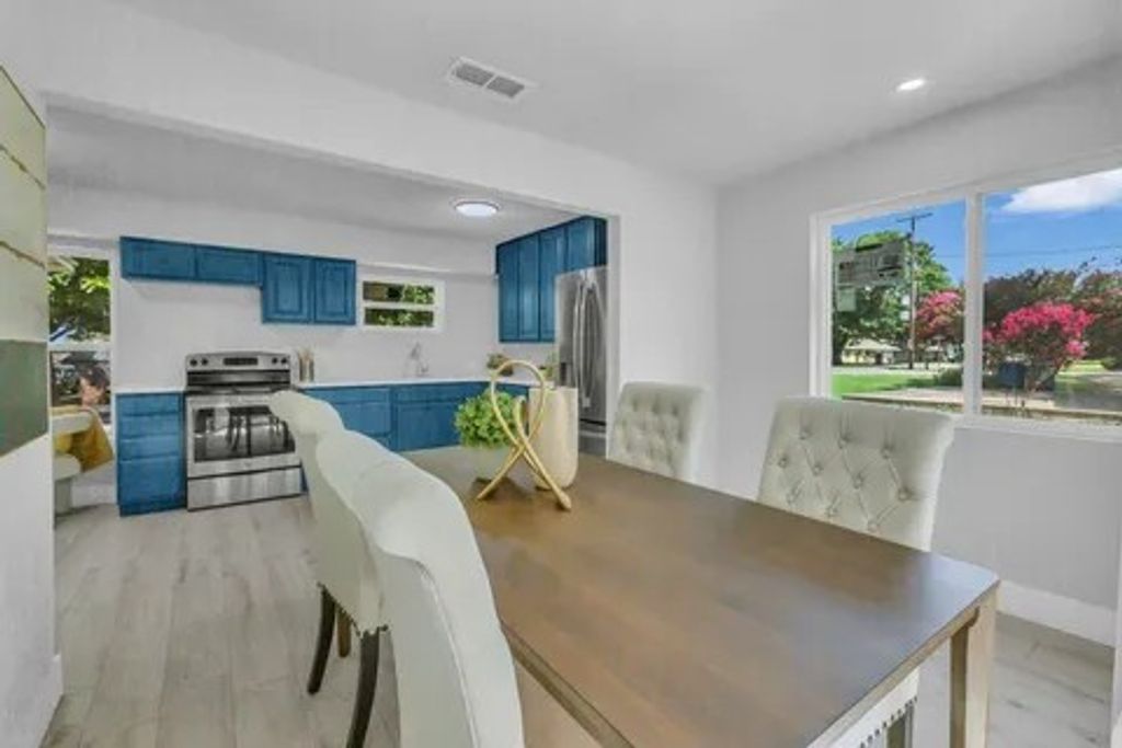 110 N Hillside Street, Red Oak, TX 75154