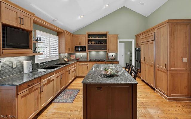 10 Longmeadow Lane, Beachwood, OH 44122