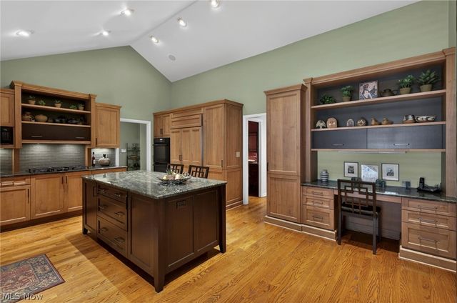 10 Longmeadow Lane, Beachwood, OH 44122