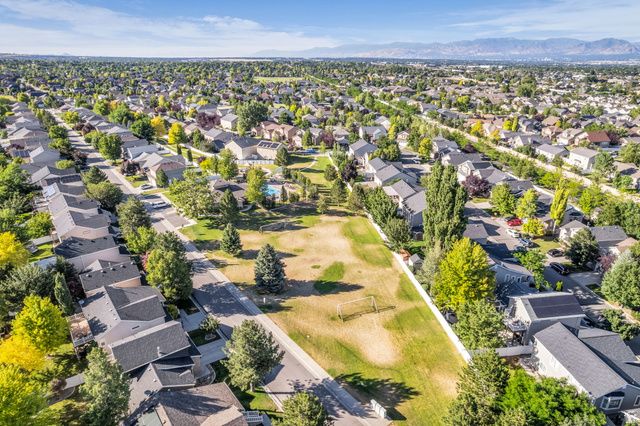 10695 S PINE GROVE WAY, South Jordan, UT 84009
