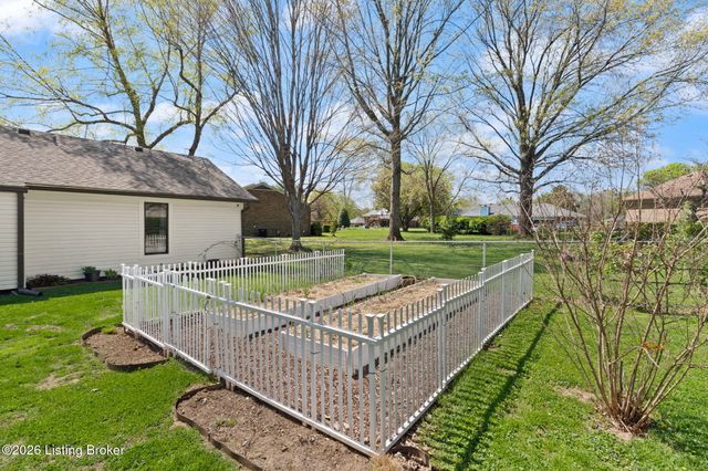 10700 Tall Tree Ct, Louisville, KY 40241