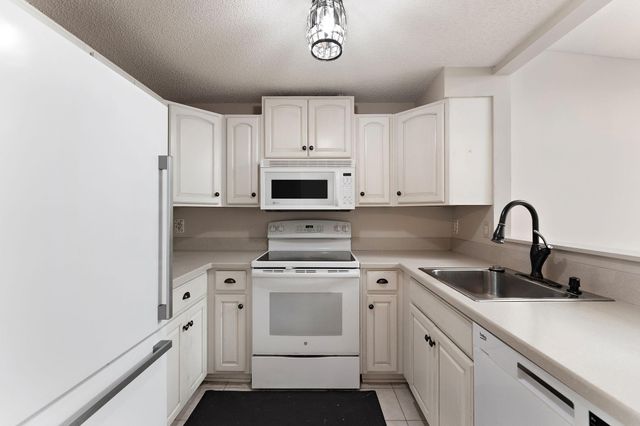 17587 Pond Circle, Eden Prairie, MN 55346
