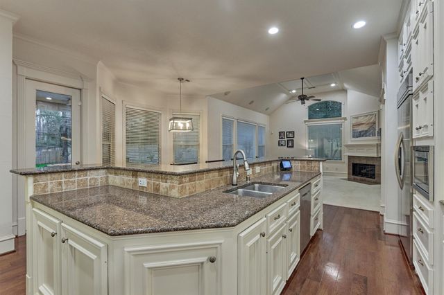 7 Stanwick Place, The Woodlands, TX 77382