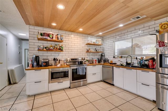 1709 Shadow Mountain Place, Las Vegas, NV 89108