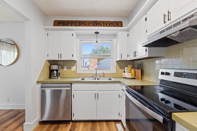 6 N Breeze Ct, Valley Center, KS 67147