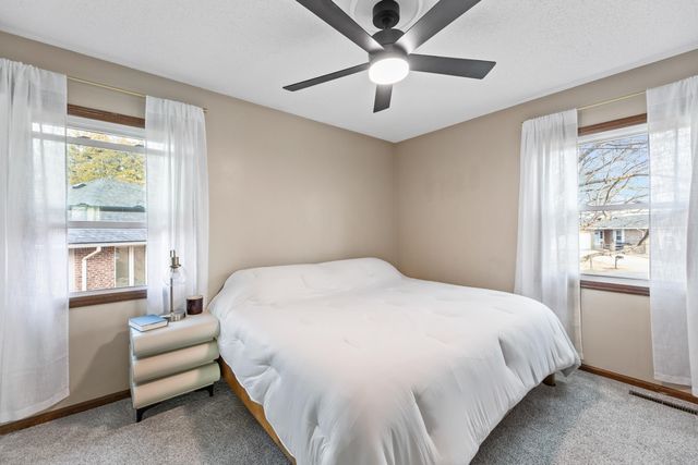 6 N Breeze Ct, Valley Center, KS 67147