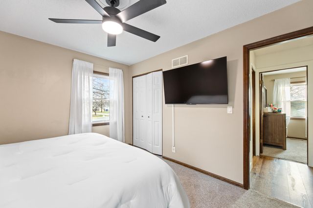 6 N Breeze Ct, Valley Center, KS 67147