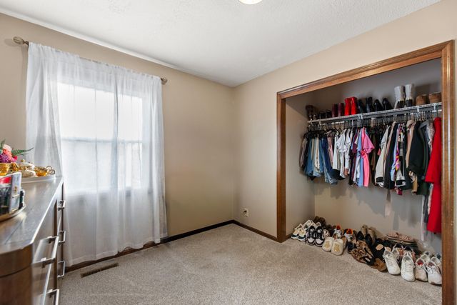 6 N Breeze Ct, Valley Center, KS 67147