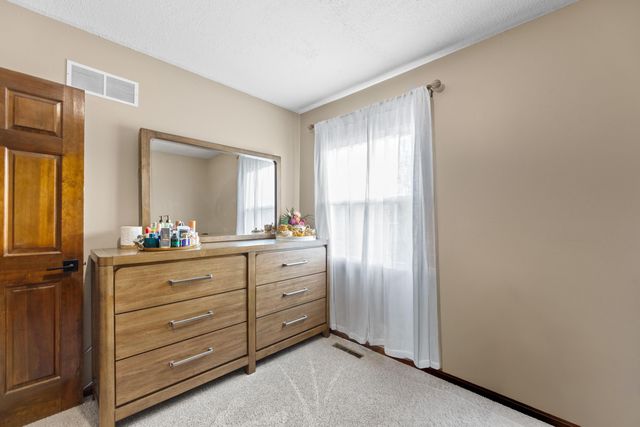 6 N Breeze Ct, Valley Center, KS 67147