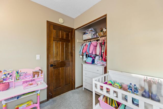 6 N Breeze Ct, Valley Center, KS 67147