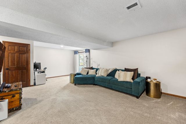 6 N Breeze Ct, Valley Center, KS 67147