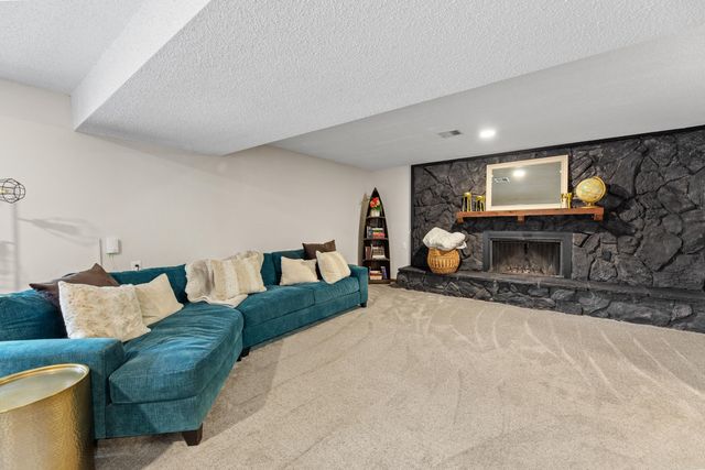 6 N Breeze Ct, Valley Center, KS 67147