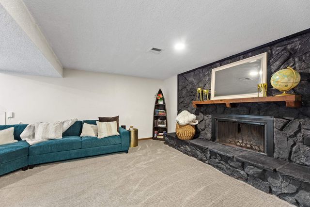 6 N Breeze Ct, Valley Center, KS 67147