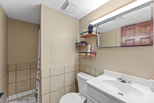 6 N Breeze Ct, Valley Center, KS 67147