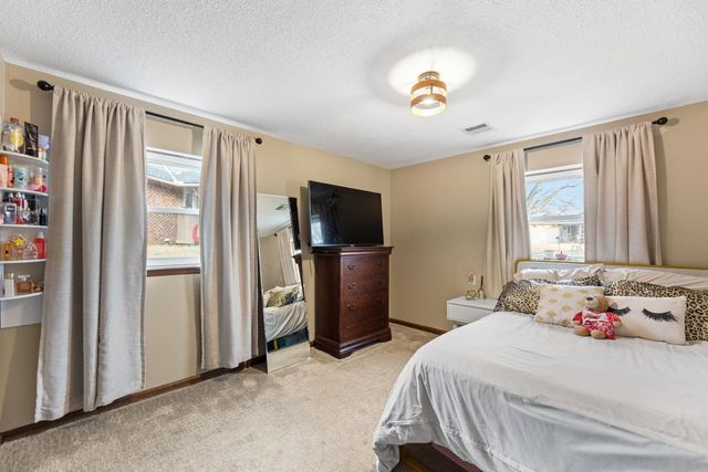 6 N Breeze Ct, Valley Center, KS 67147