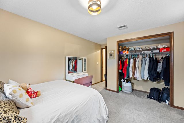 6 N Breeze Ct, Valley Center, KS 67147