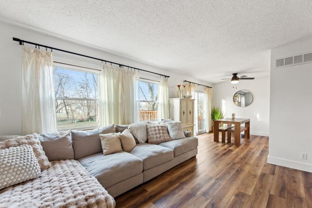 6 N Breeze Ct, Valley Center, KS 67147