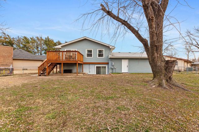 6 N Breeze Ct, Valley Center, KS 67147