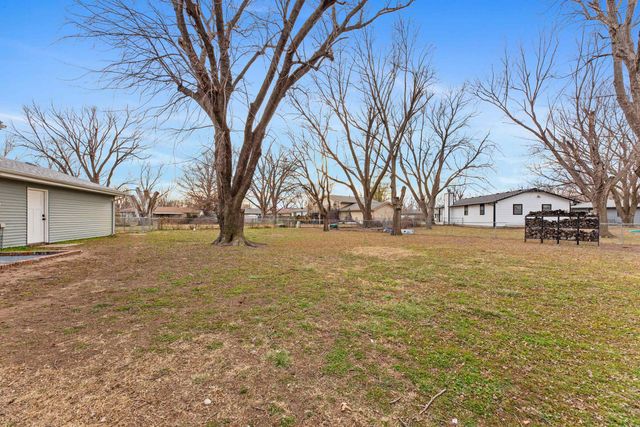 6 N Breeze Ct, Valley Center, KS 67147