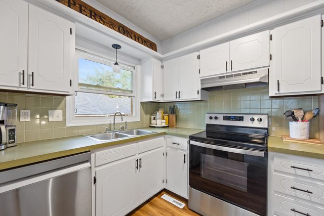 6 N Breeze Ct, Valley Center, KS 67147