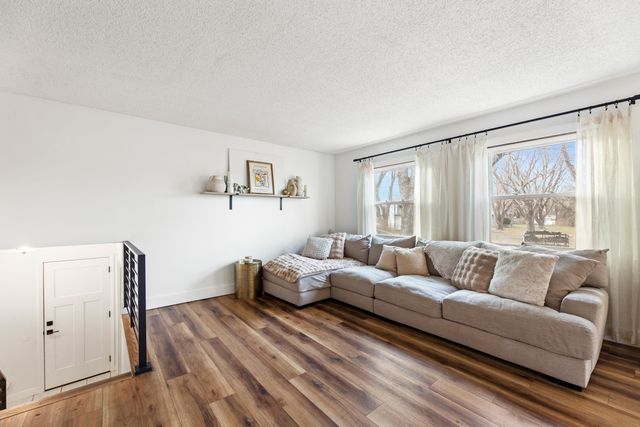 6 N Breeze Ct, Valley Center, KS 67147