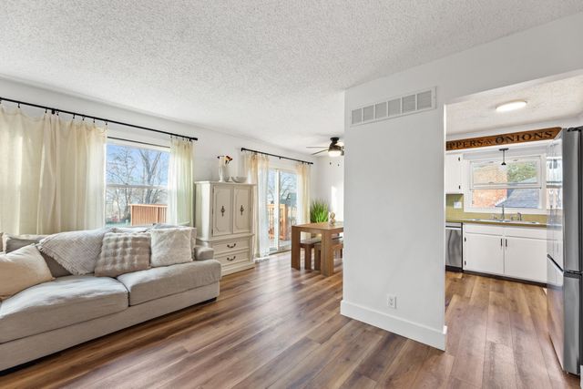 6 N Breeze Ct, Valley Center, KS 67147