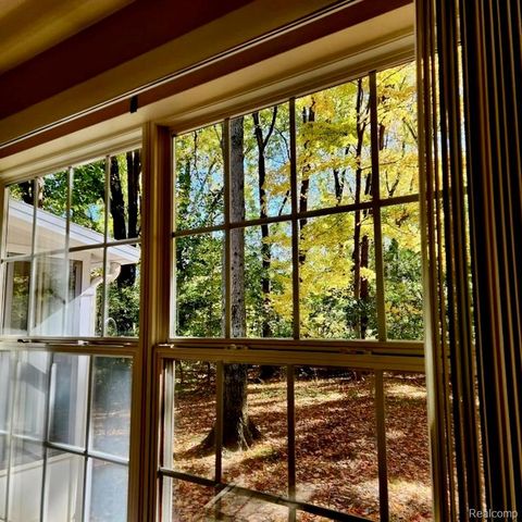 39353 Armstrong Lane, Westland, MI 48185