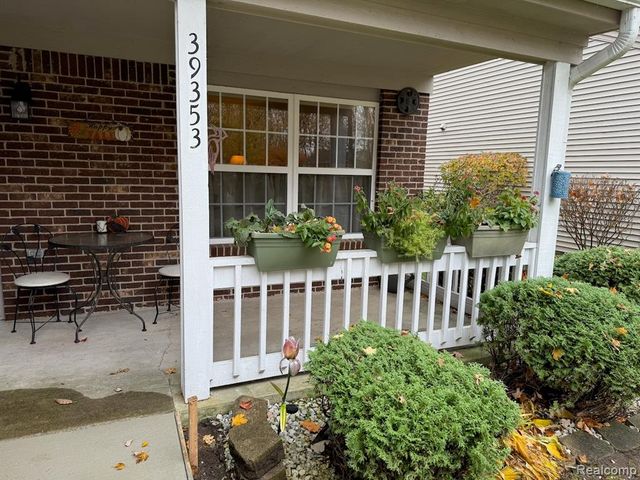 39353 Armstrong Lane, Westland, MI 48185