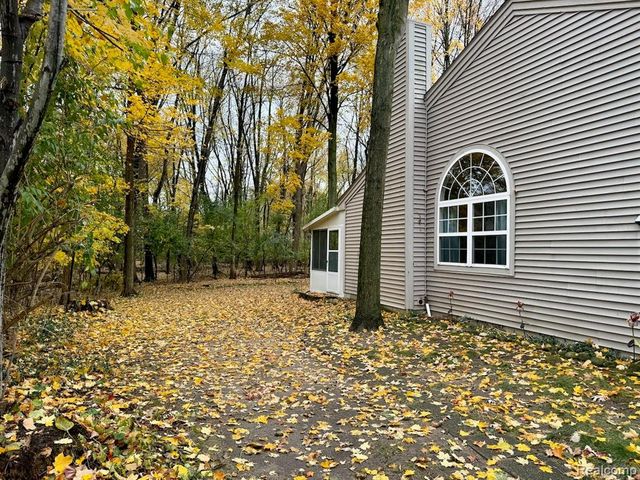 39353 Armstrong Lane, Westland, MI 48185