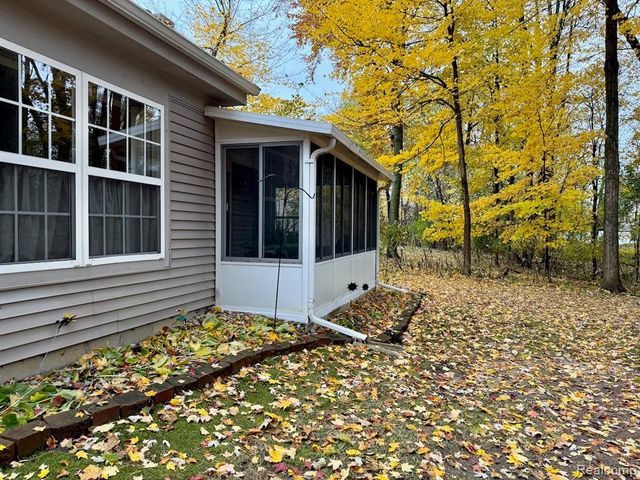 39353 Armstrong Lane, Westland, MI 48185