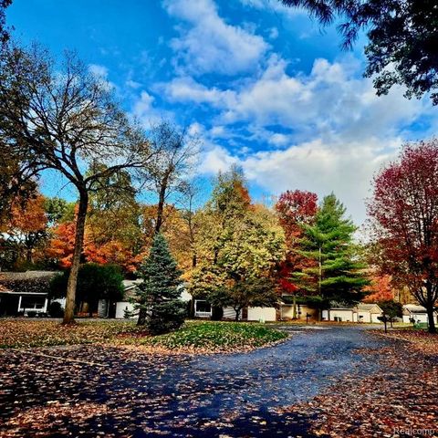 39353 Armstrong Lane, Westland, MI 48185